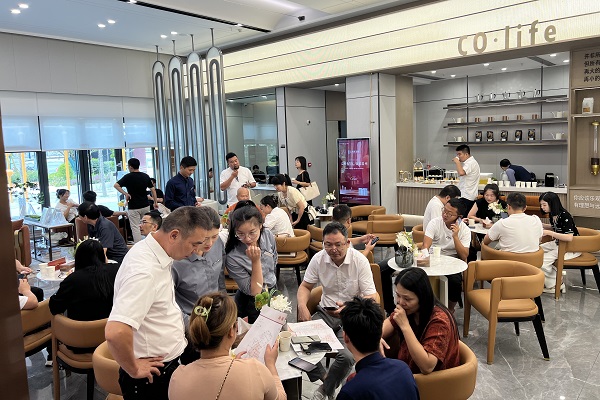 9月15日，，，，，新盛娱乐集团首个自营房产项目“悦畔龙府”盛大开盘，，，，，商铺房源均多方认购.jpg